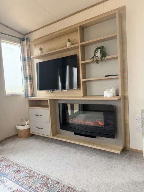 Blenheim tv and fireplace